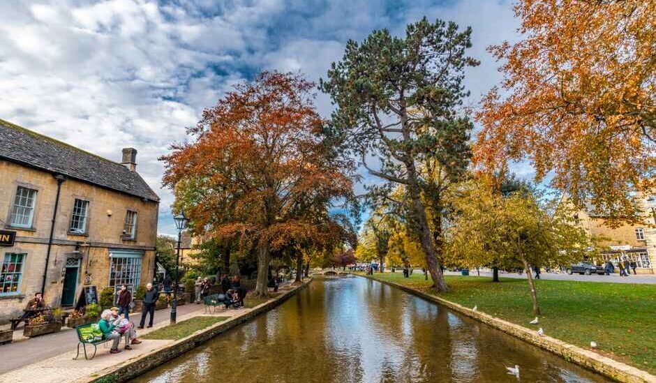 Outrage in Cotswold tourist spot as man pictured 'pooing in street'